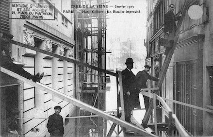 303 Crue de la Seine. janvier 1910. Hôtel Colbert. Un escalier improvisé