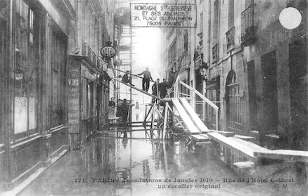 312 Inondations de Janvier 1910. Rue de l'hôtel Colbert. Un escalier original