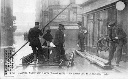 316 Inondations de Paris (janvier 1910) Un radeau rue de la Bûcherie