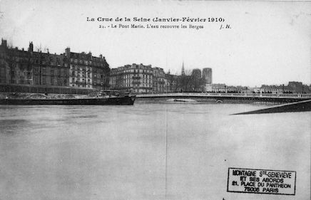 323 La crue de la Seine(janvier-février 1910) Le pont Marie. L'eau recouvre les Berges