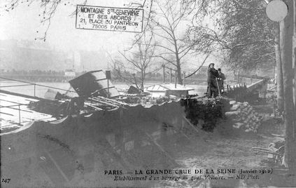 337 La grande crue de la Seine ( janvier 1910) Etablissement d'un barrage au quai Voltaire