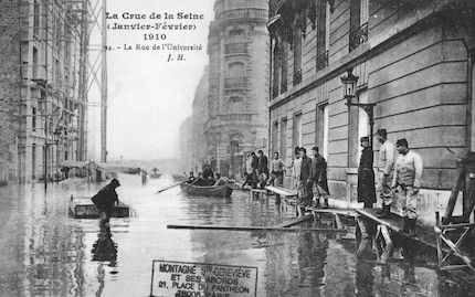 345 La crue de la Seine (janvier-février 1910) La rue de l'Université