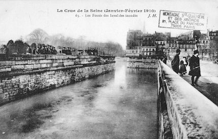 349 La crue de la Seine (janvier-février1910) Les fossés des Invalides inondés