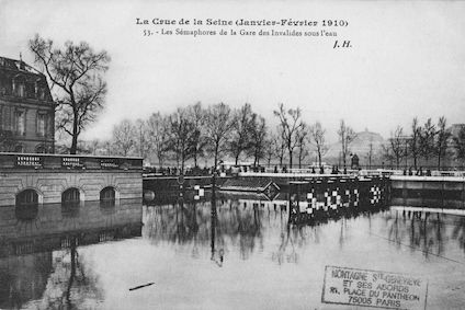 352 Crue de la Seine (jan-fév 1910) Sémaphores de la gare des Invalides sous l'eau