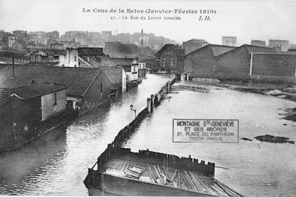 364 La crue de la Seine (janvier-février 1910). La rue du Loiret inondée