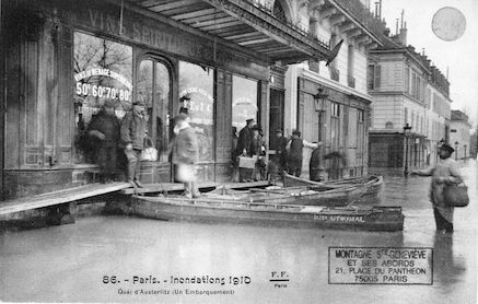 367 Inondations 1910. Quai d'Austerlitz. Un embarquement