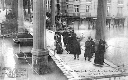 375 Crue de la Seine (jan-fév 1910) Quai de Passy. Pont de bateaux
