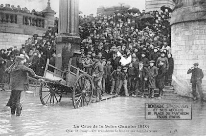 376 La crue de la Seine (janvier 1910) Quai de Passy. Transbordement sur des charettes