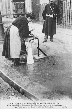 395 Crue de la Seine (jan-fév 1910) Rue Royale, on prend l'eau sur le trottoir
