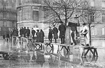 413 La crue de la Seine (janvier-février 1910) Avenue Montaigne. Une passerelle