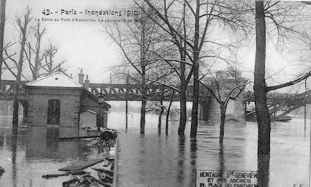 424 Inondations 1910. La Seine au pont d'Austerlitz. La passerelle du Métro