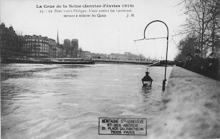 430B  Crue de la Seine (jan-fév 1910) Pont Louis Philippe. L'eau atteint les lanternes