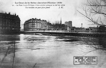 432 Crue de la Seine (jan-fév 1910) Le pont Louis Philippe. Un tonneau y est bloqué