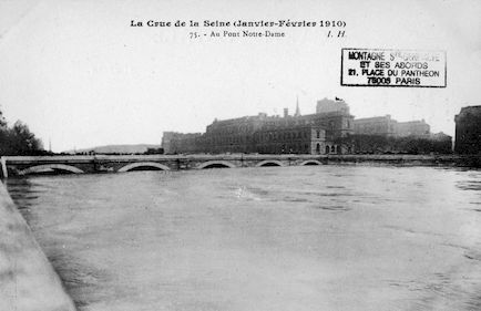 436 La crue de la Seine (janvier-février 1910) Au pont Notre-Dame
