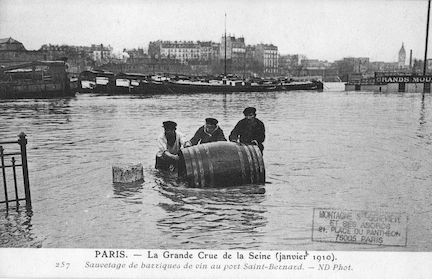 449 Crue de la Seine (jan. 1910) Sauvetage de barriques de vin au port St Bernard