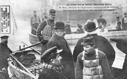 463 La crue de la Seine (jan 1910) M. Ruau accompagnant M. Fallières