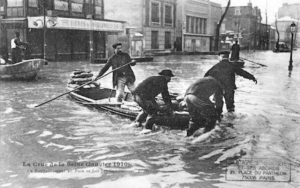 467 La crue de la Seine (janvier 1910) Le ravitaillement en pain se fait par canots